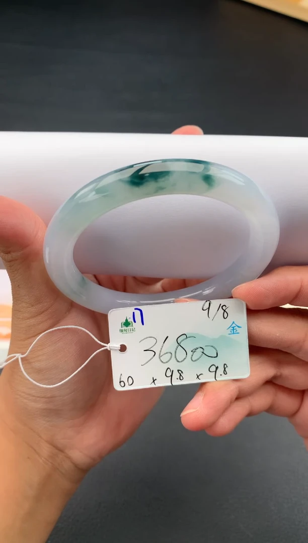 翡翠手镯未镶嵌自带#送人#，联系客服核对地址~