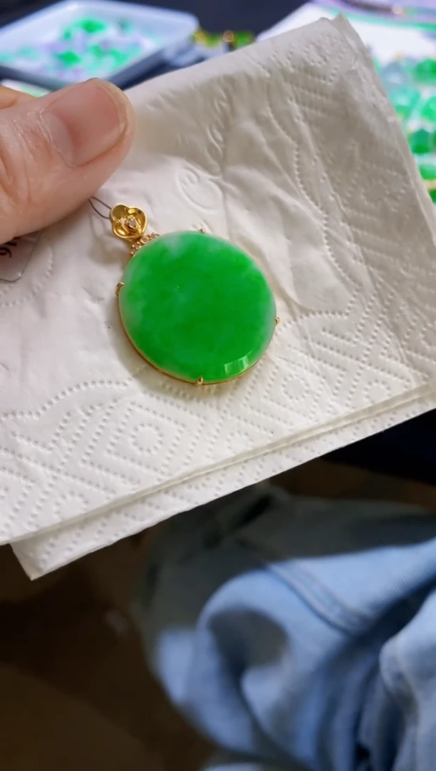 颈饰18K金镶嵌翡翠圆牌