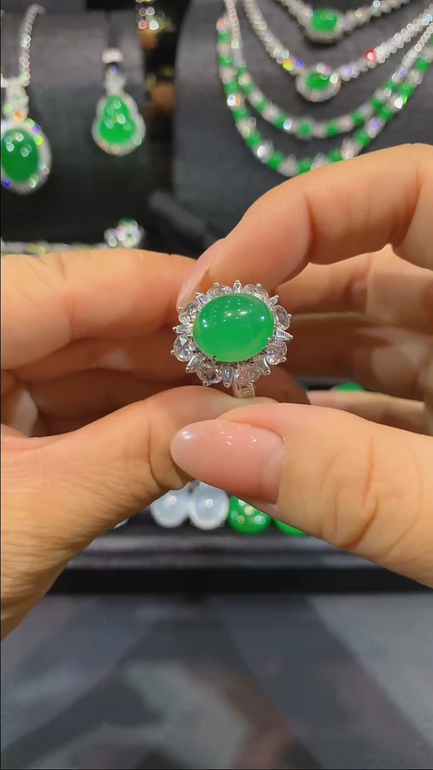 18K金镶嵌戒指翡翠戒指