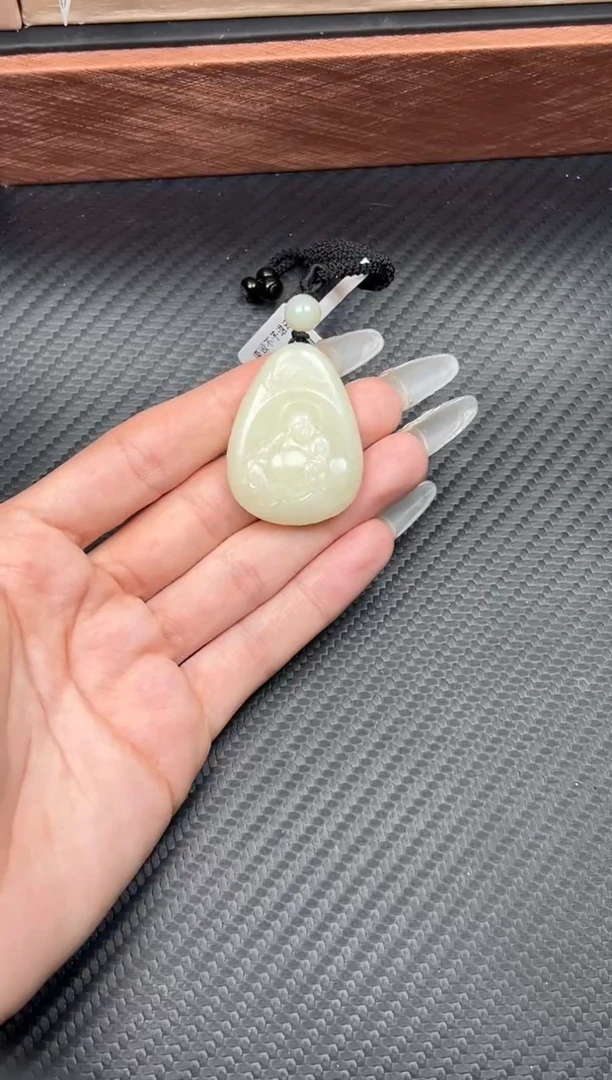 吊坠(赠链)未镶嵌和田玉且末微色差迪克兰二细吊坠