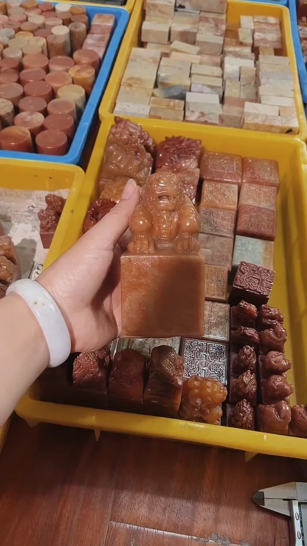 老挝石追**月瑕疵不规则章带雕钮