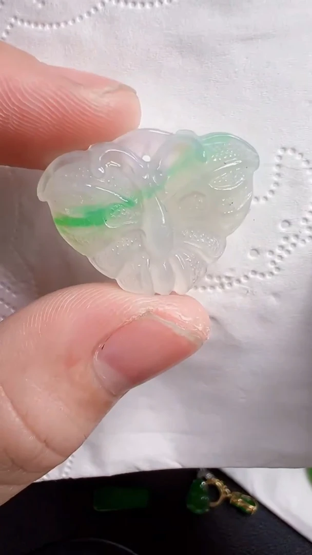 颈饰未镶嵌翡翠蝴蝶