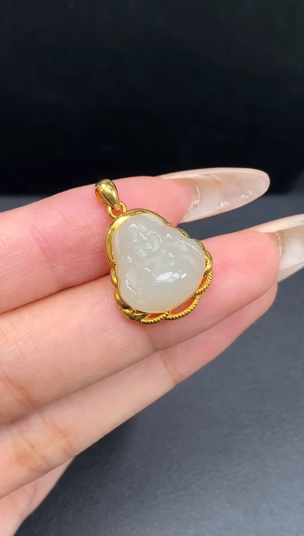 和田玉18K金镶嵌颈饰佛