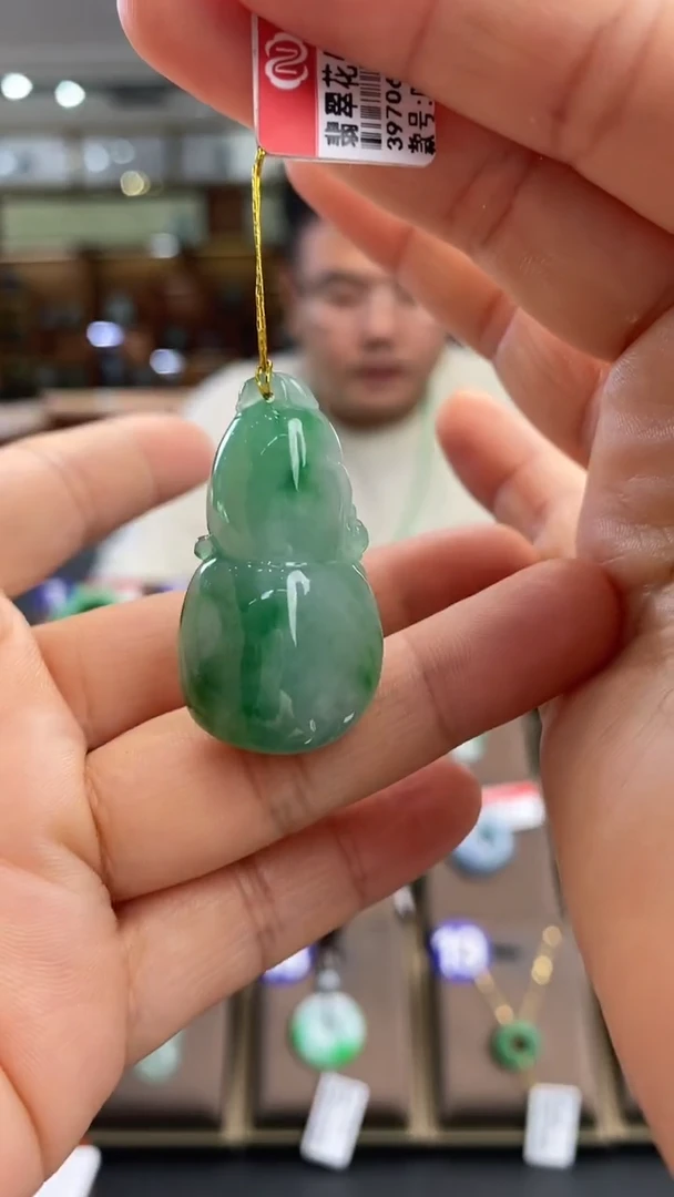 翡翠未镶嵌颈饰葫芦