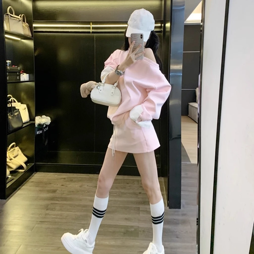 韩版时尚套装女秋季2025新款斜领长袖露肩卫衣高腰粉色短裙两件套