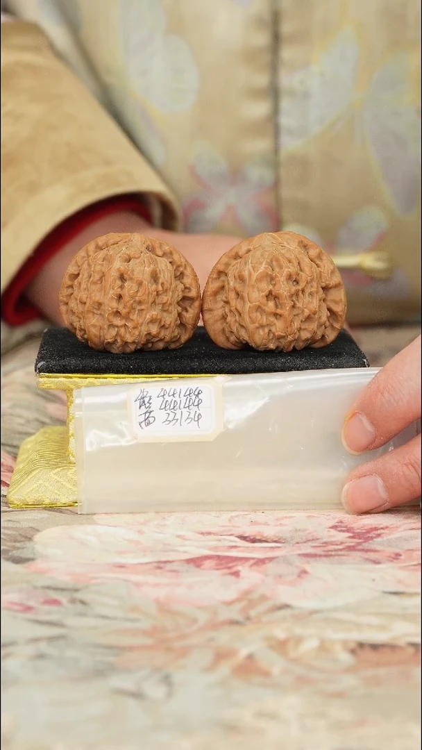 【闪购商品】文玩核桃把件白狮子