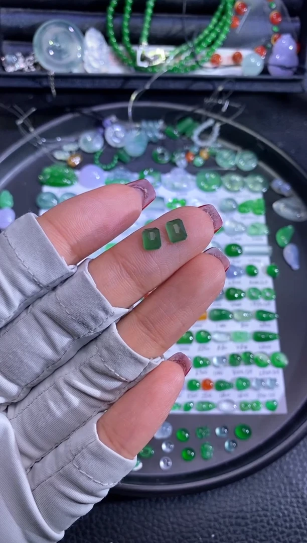 未镶嵌挂件翡翠切割