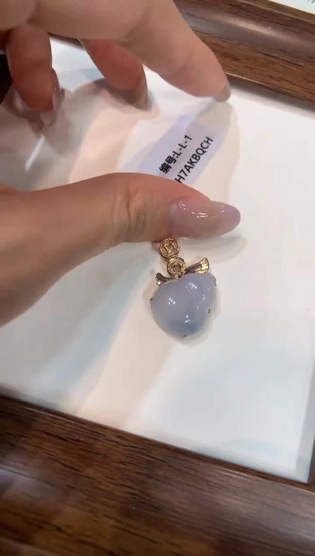 颈饰18K金镶嵌翡翠葫芦