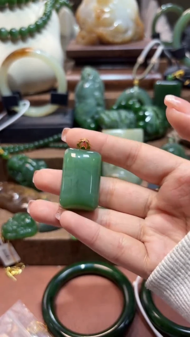 颈饰18K金镶嵌和田玉（碧玉）1