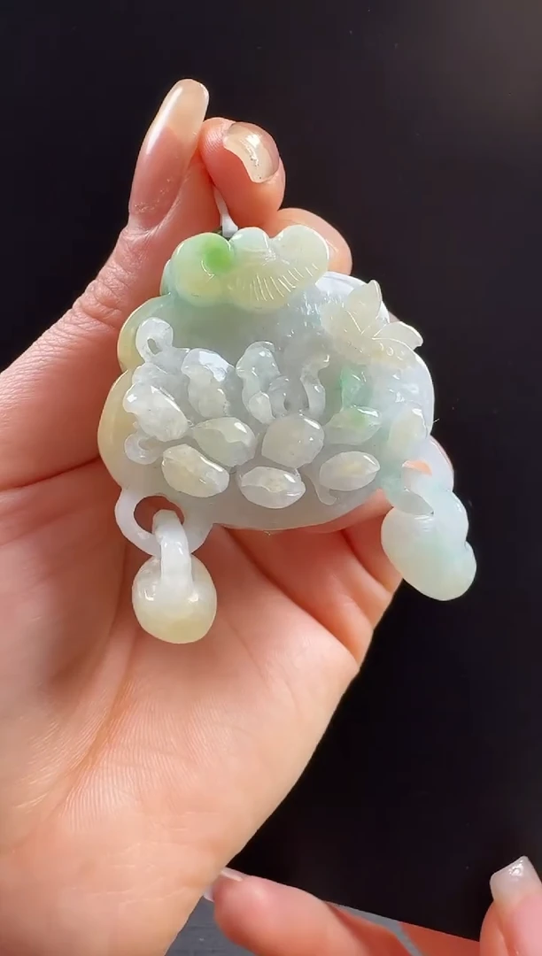 颈饰未镶嵌翡翠蝶恋花