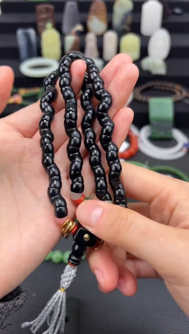 未镶嵌和田玉挂件墨玉大肠手持（哑光）