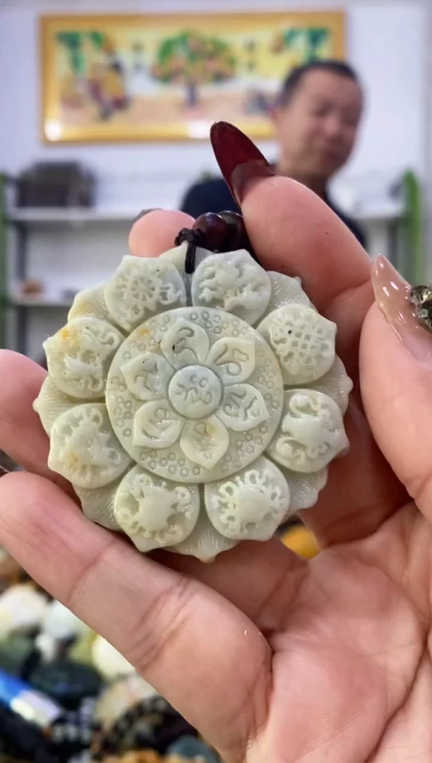 未镶嵌蛇纹石玉吊坠