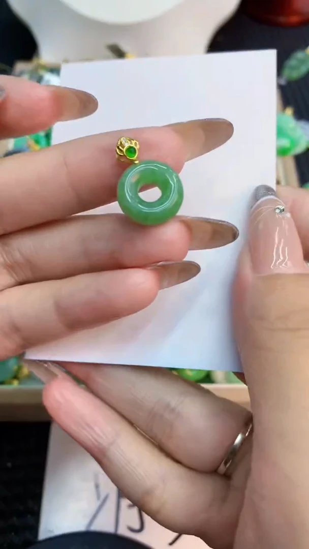 翡翠未镶嵌颈饰1