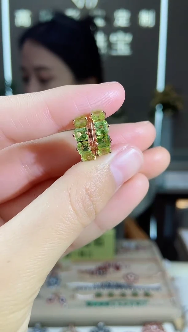 【闪购商品】橄榄石耳饰银S925镶嵌耳饰