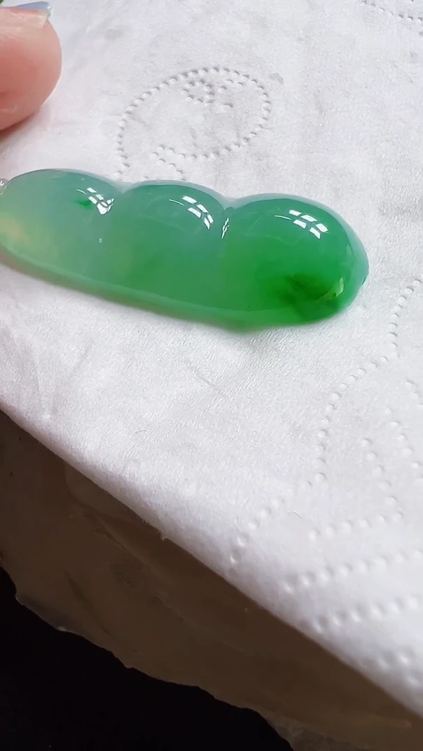 颈饰18K金镶嵌翡翠豆