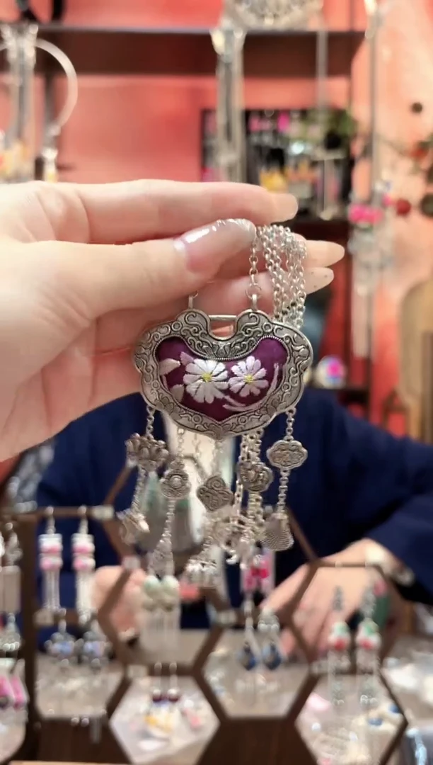 织绣云织谣民族风精美饰品   228+链子