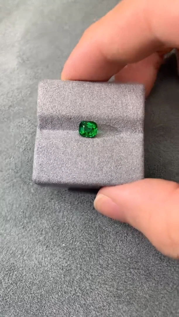 未镶嵌裸石石榴石（沙弗莱）1.03CT