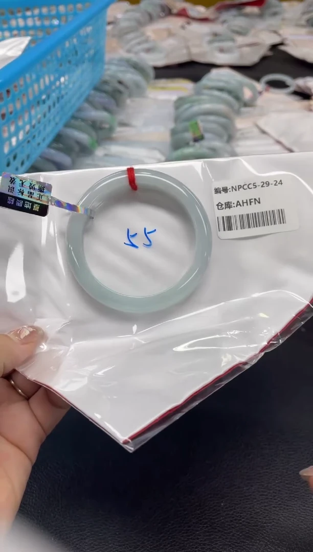 翡翠手镯未镶嵌翡翠手镯