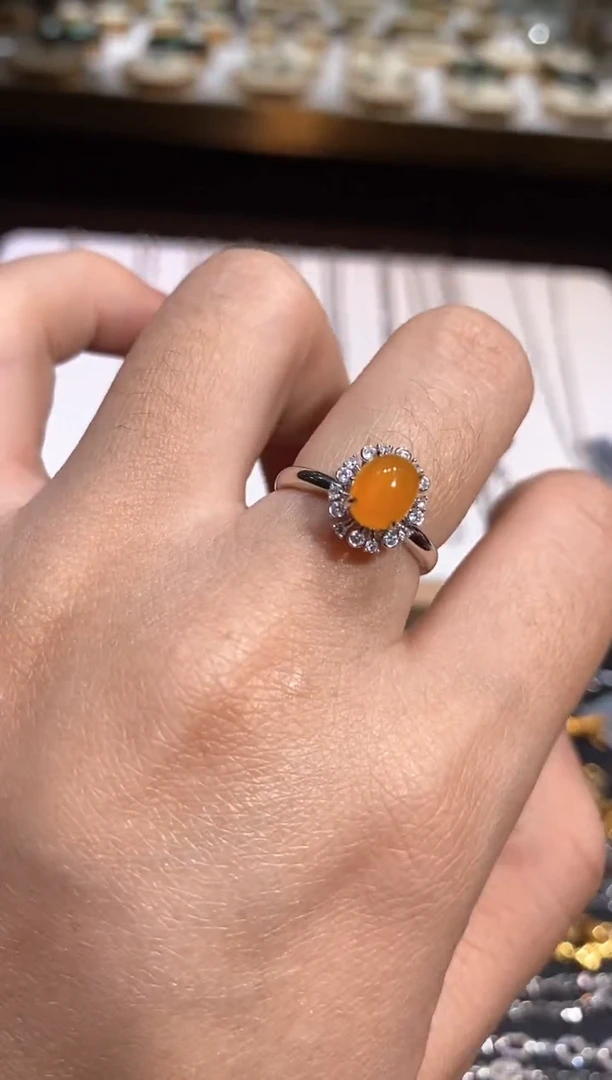 18K金镶嵌戒指翡翠戒指