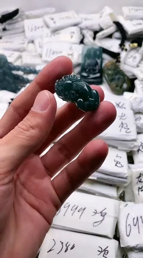 翡翠未镶嵌颈饰貔貅