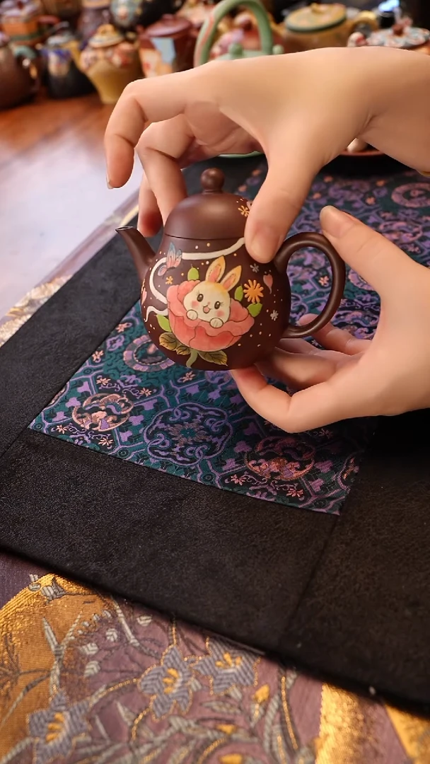 紫砂茶宠紫泥 玫瑰花兔 梨形壶