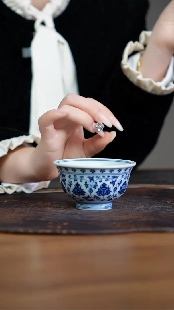 宁封窑青花缠枝莲压手杯