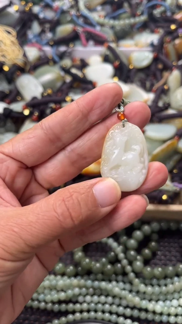 【闪购商品】和田玉颈饰未镶嵌多样性发货没有证书，拍一发一.有瑕