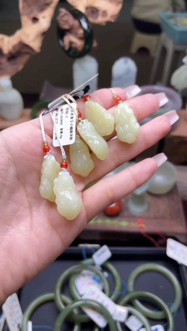 【闪购商品】和田玉手机挂未镶嵌东北老黄玉 貔貅 多样性发一