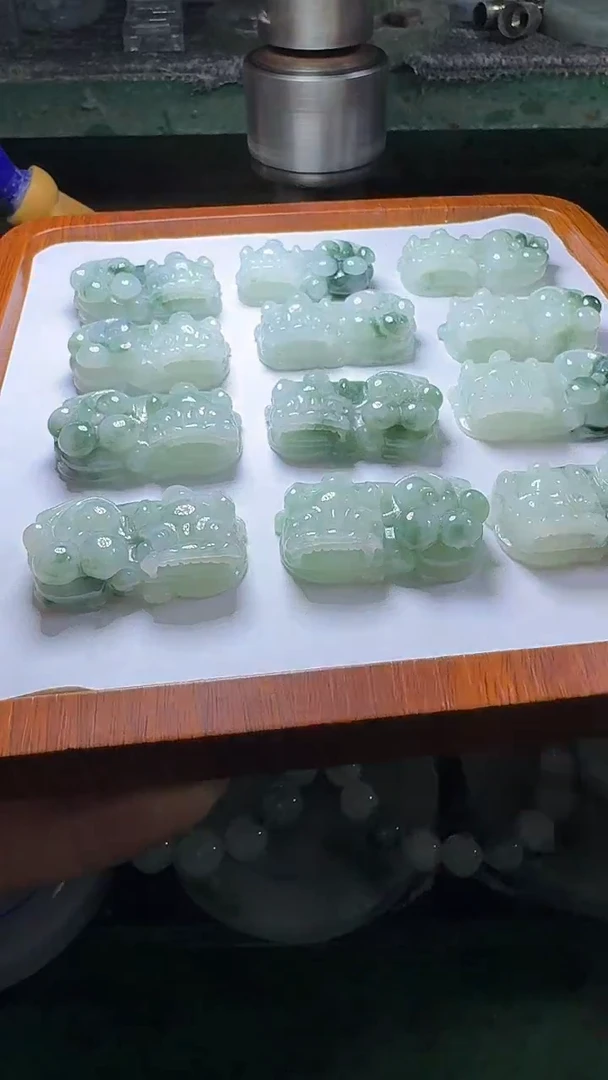 翡翠未镶嵌颈饰飘花貔貅多样性发一件