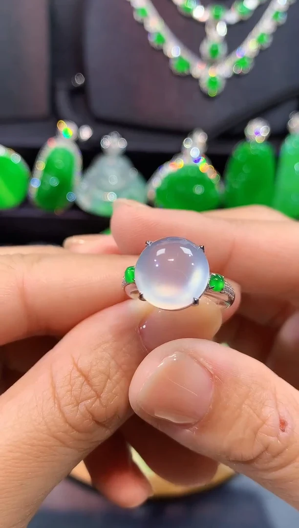 18K金镶嵌戒指翡翠戒指