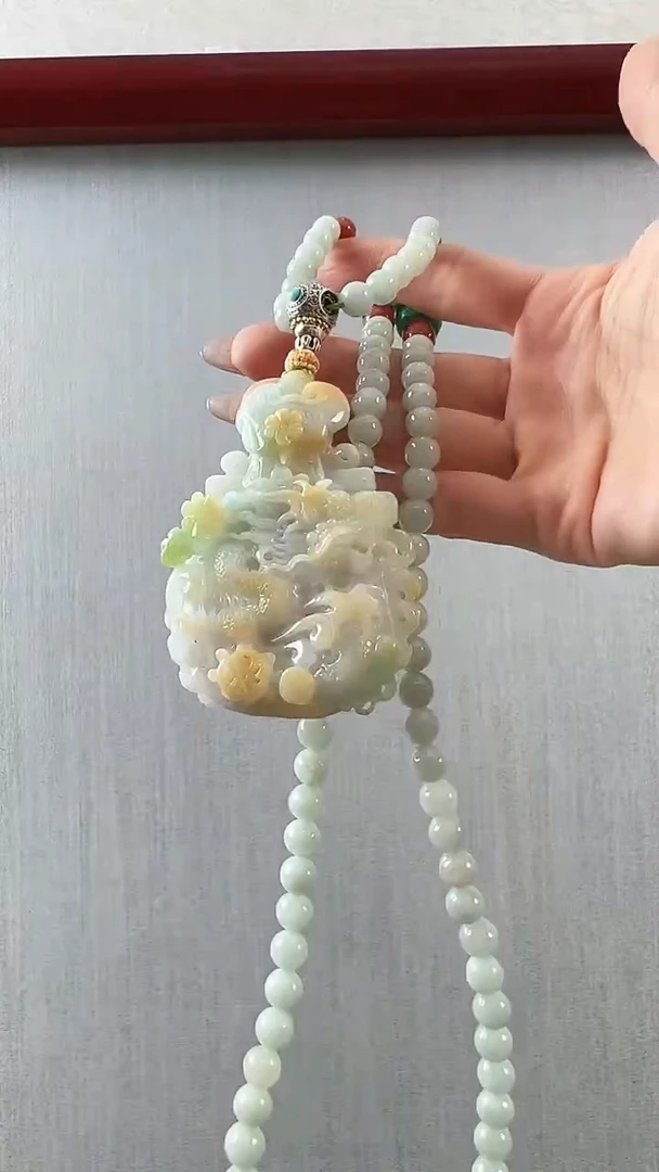 翡翠未镶嵌颈饰琵琶