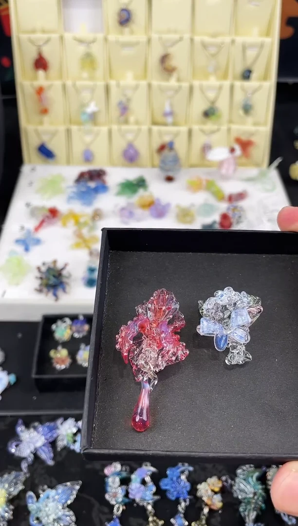 吊坠（不含链）玻璃辣*儿燕尾花吊坠。花束吊坠