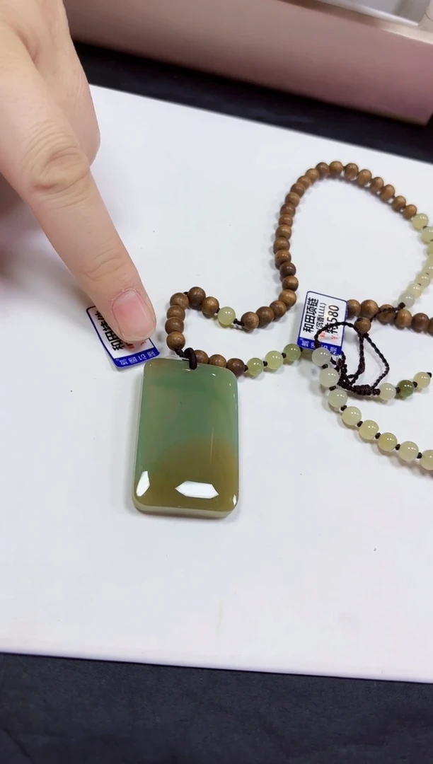 颈饰未镶嵌和田玉挂件