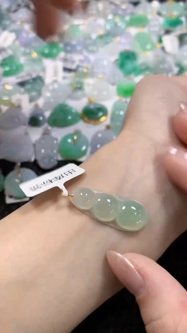 颈饰18K金镶嵌翡翠天然缅甸翡翠a货多样性发一件