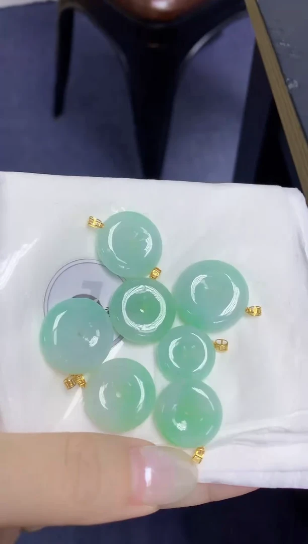 翡翠18K金镶嵌颈饰天然缅甸翡翠A货多样性发其一