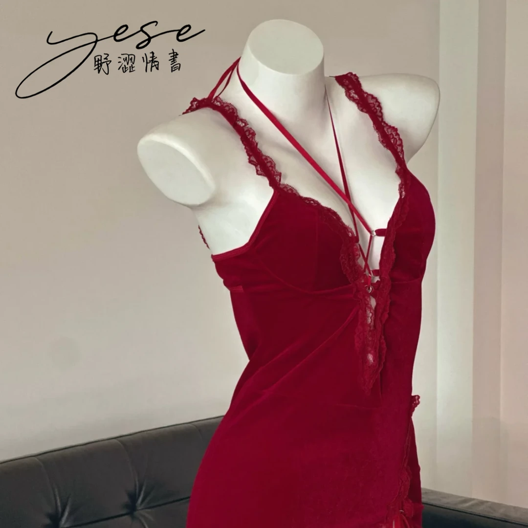Yese野涩情书红色性感御姐绑带睡衣辣妹丝绒开叉吊带睡裙