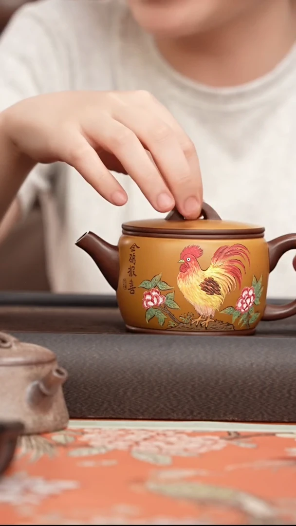 茶壶紫砂底槽清粉浆金鸡报喜泥绘汉瓦240cc