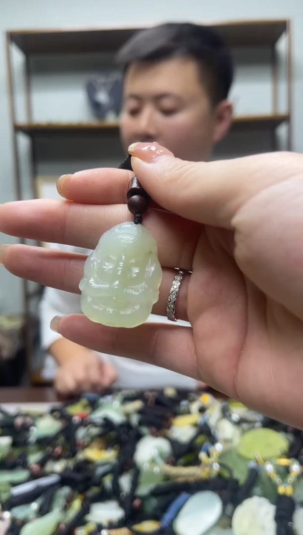 未镶嵌蛇纹石玉吊坠·