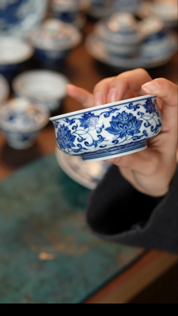 其他陶瓷缠枝荷花纹炉仕杯