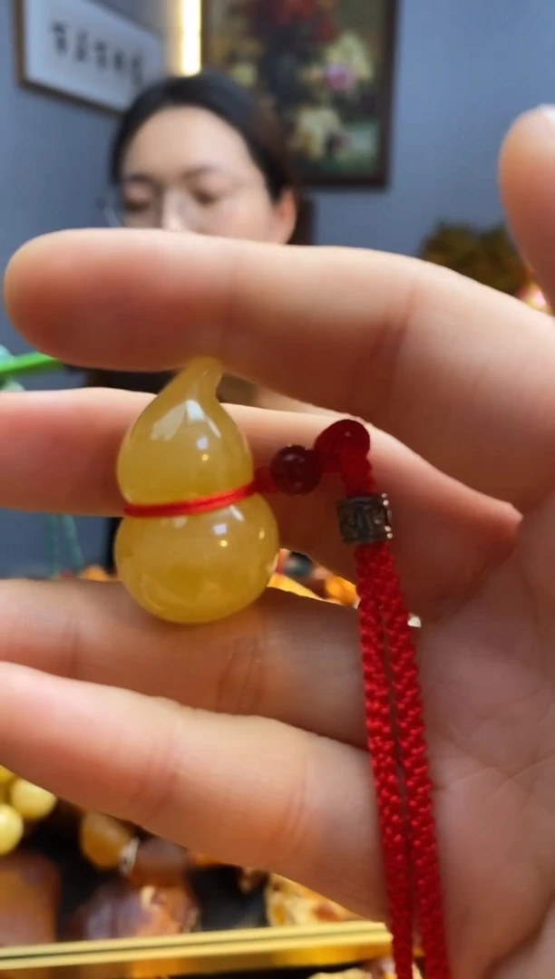 未镶嵌颈饰琥珀吊坠