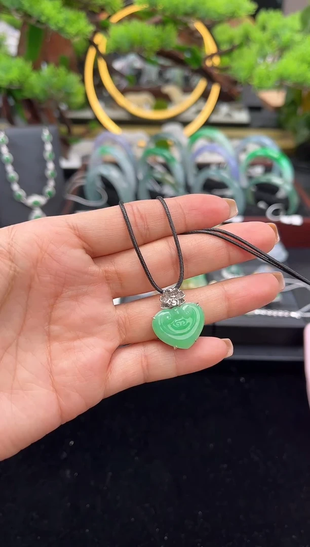 颈饰18K金镶嵌翡翠吊坠