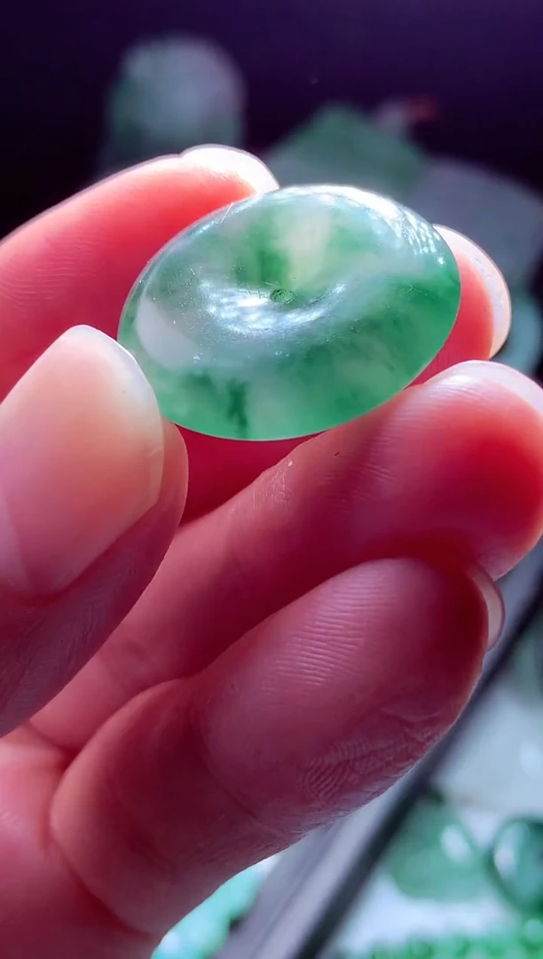 未镶嵌定制翡翠八****?翡翠毛货定制