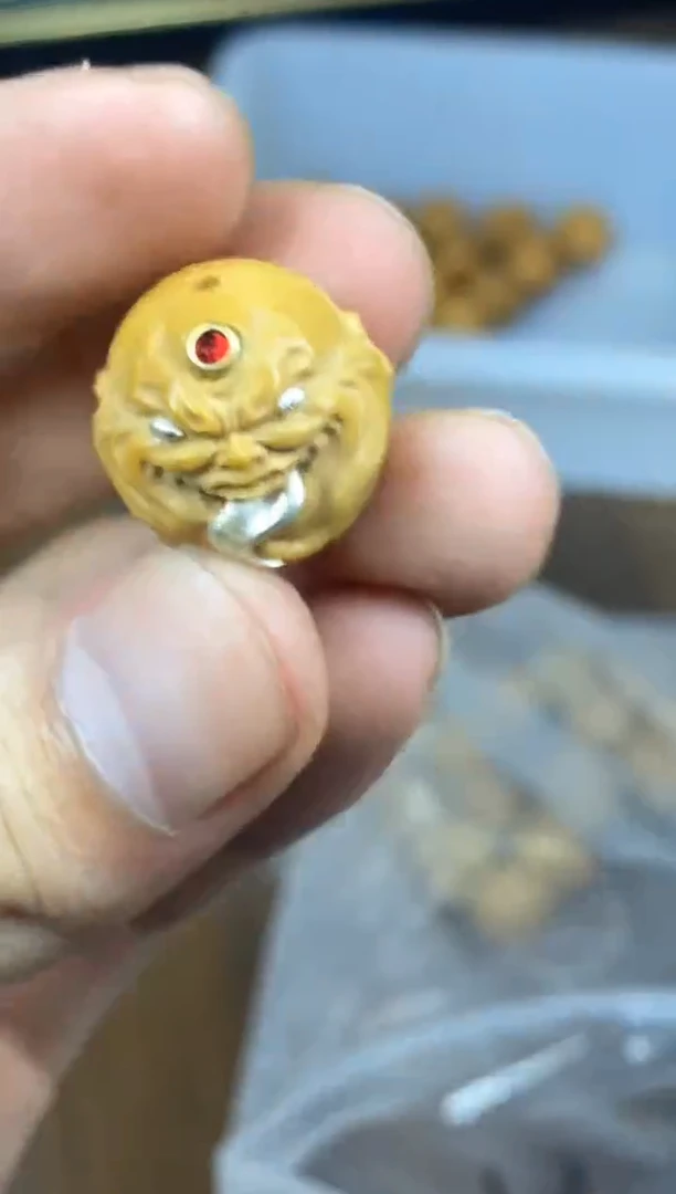 猴头核桃吊坠舔僧 重工 白色