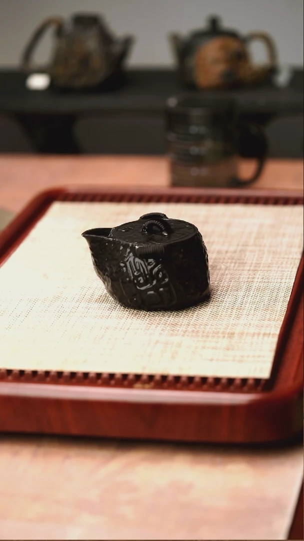 归玉堂冰碛岩重工雕刻饕餮宝瓶壶220cc