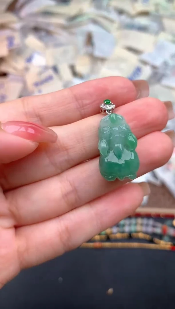 18K金镶嵌挂件翡翠一