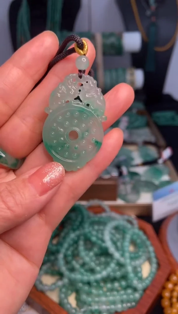 颈饰未镶嵌石英质玉（非洲翠）挂坠