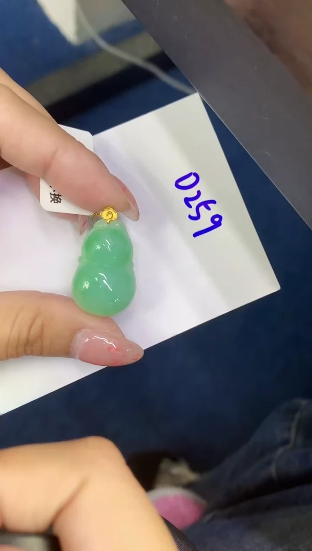 翡翠18K金镶嵌颈饰缅甸天然翡翠A货