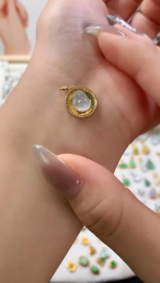 颈饰18K金镶嵌翡翠貔貅