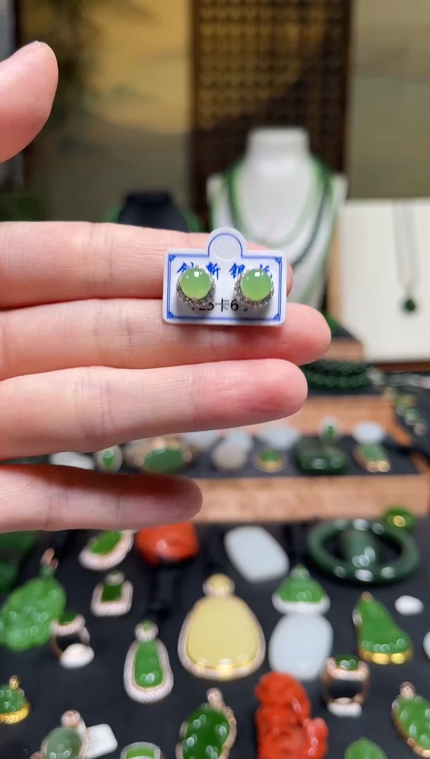 颈饰银S925镶嵌和田玉苹果绿蛋面耳钉圆形款