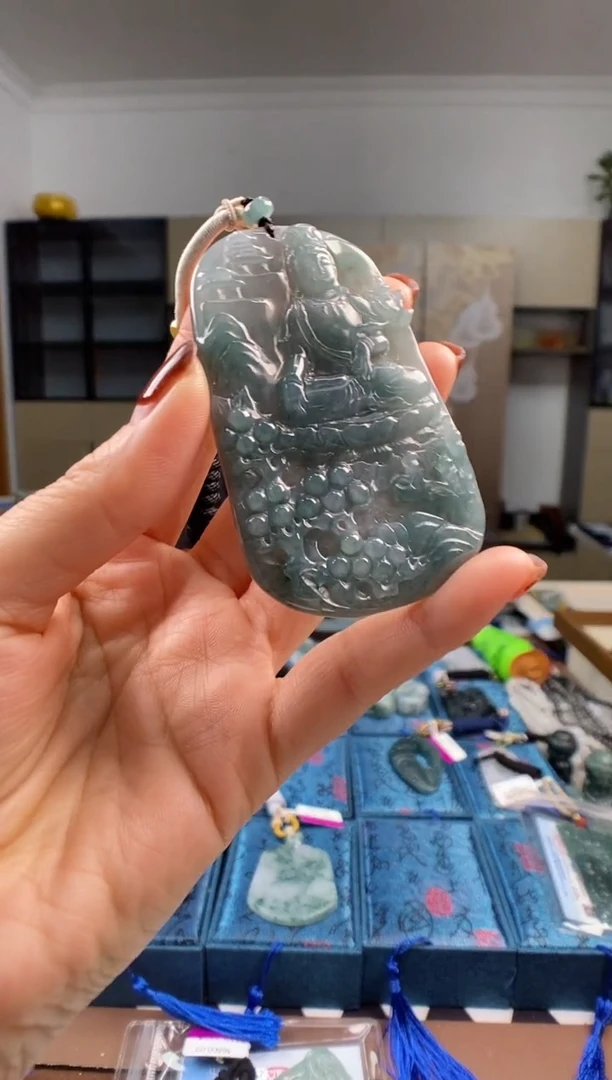 颈饰未镶嵌翡翠  多样性发其一